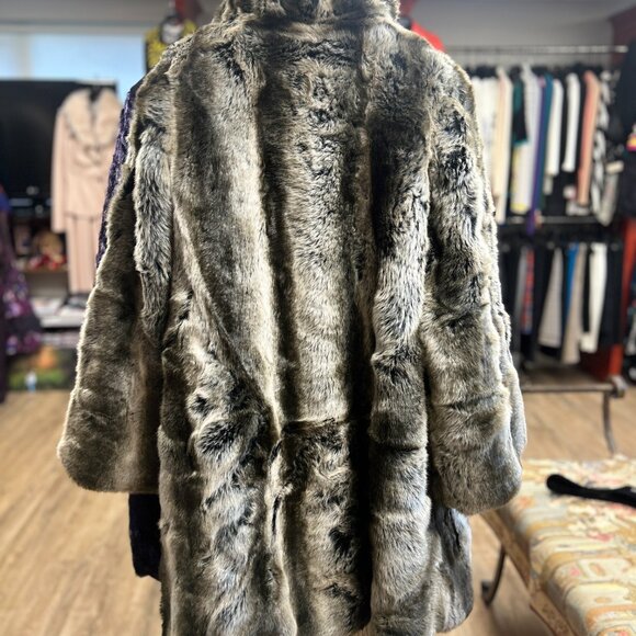 High Quality Faux Fur Coat - Picture 6 of 6